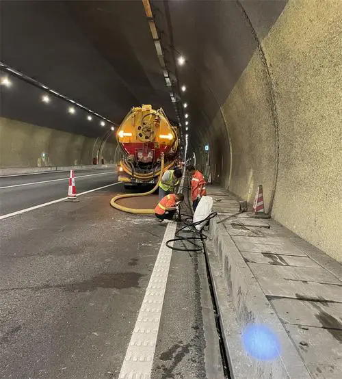 商南隧道排水渠清淤